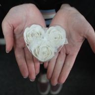 Hjärtformad Ask med 3 Tvålblommor - Vita