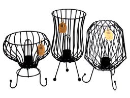 Hög industriell järnlampa, kabel och glödlampa