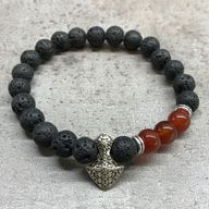 Armband av Lavasten - Yxhuvud Karneol