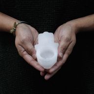 Hamsa Ljuslykta av Selenit