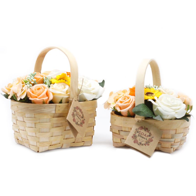 Stor Bukett med Tvålblommor i Flätad Korg - Orange