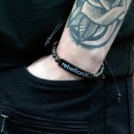 Kokosarmband med Slogan - Rebellion X