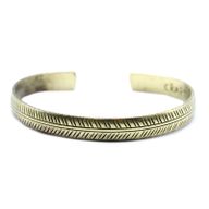 Tibetanskt Armband av Mässing - Smalt Stamblad