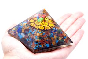 Pyramid av Orgonit 70mm - Om Chakra