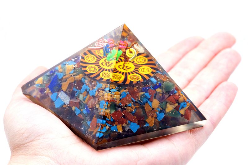 Pyramid av Orgonit 70mm - Om Chakra