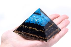 Pyramid av Orgonit 70mm - Turkos och Svart Turmalin
