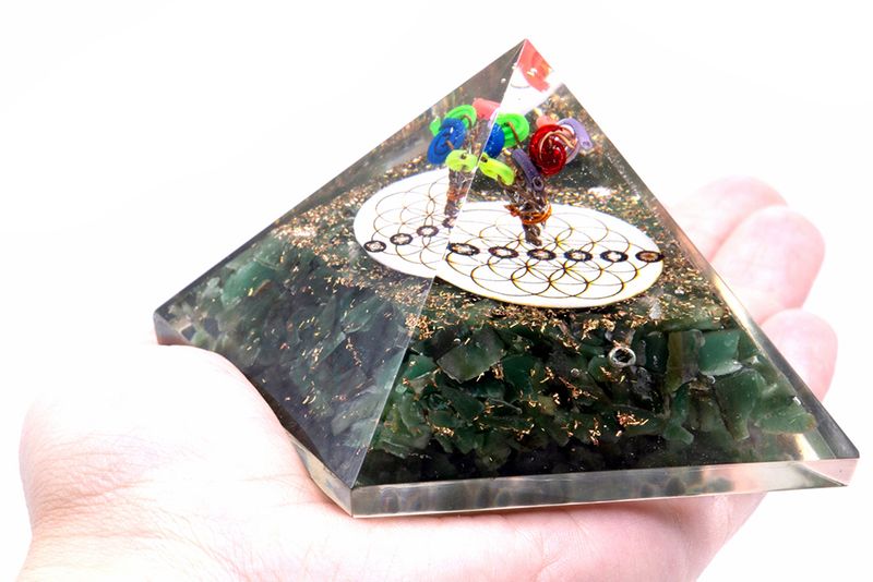 Pyramid av Orgonit 70mm - Grön Aventurin och Livets Blomma