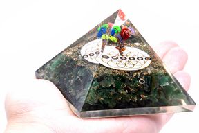 Pyramid av Orgonit 70mm - Grön Aventurin och Livets Blomma