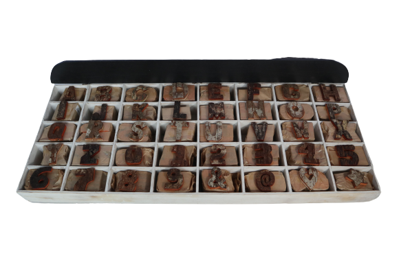 Rustik Bokstav i Bark - Startpaket med Utställningsbricka (40 x 12) - 7cm