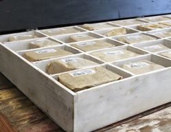 Rustik Bokstav i Bark - Startpaket med Utställningsbricka (40 x 12) - 7cm