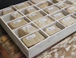 Rustik Bokstav i Bark - Startpaket med Utställningsbricka (40 x 12) - 7cm