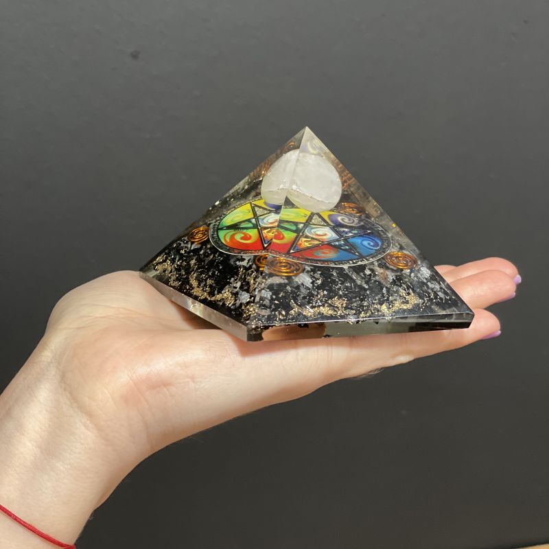 Pyramid av Orgonit 70mm - Midnatt Pentagon