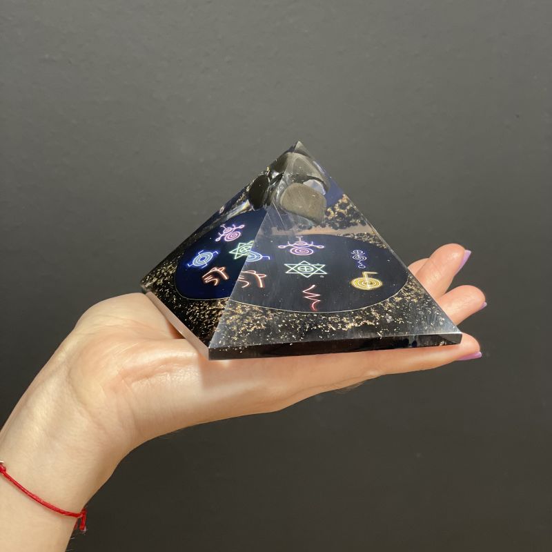 Pyramid av Orgonit 90mm - Midnatt Reiki