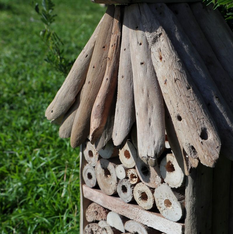 Hus till Bin & Insekter av Drivved - Hög