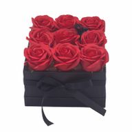 Gåvoset med Tvålblommor - 9 Röda Rosor - Kvadrat