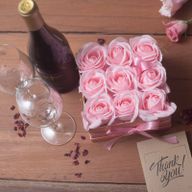 Gåvoset med Tvålblommor - 9 Rosa Rosor - Kvadrat