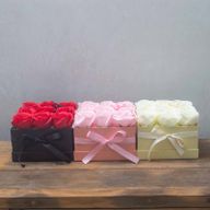 Gåvoset med Tvålblommor - 9 Rosa Rosor - Kvadrat