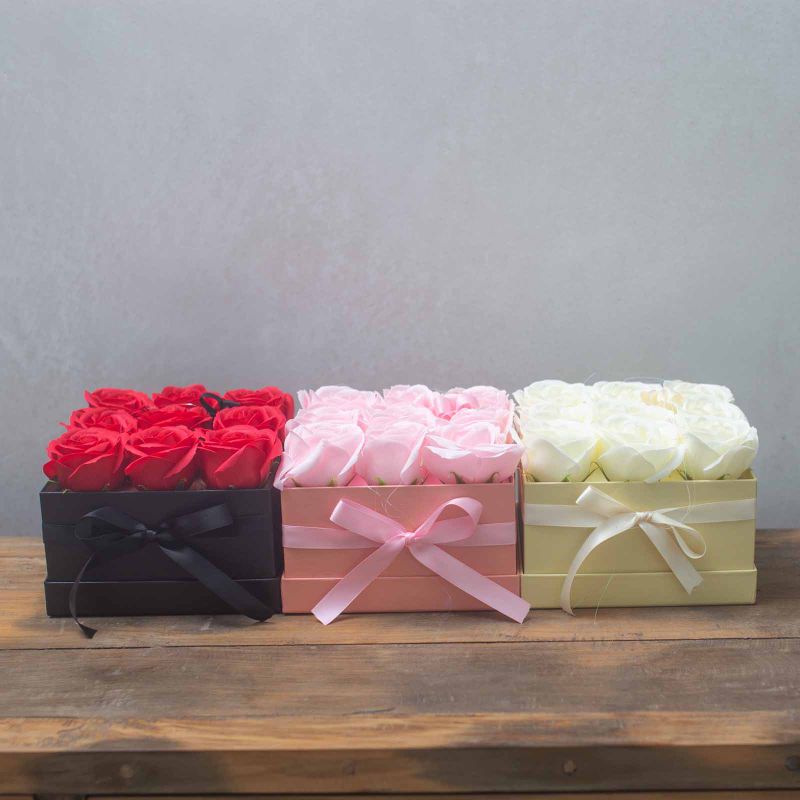 Gåvoset med Tvålblommor - 9 Rosa Rosor - Kvadrat