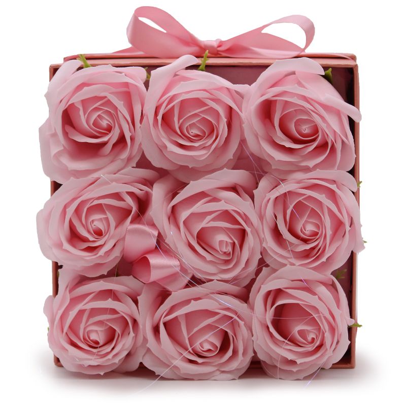 Gåvoset med Tvålblommor - 9 Rosa Rosor - Kvadrat