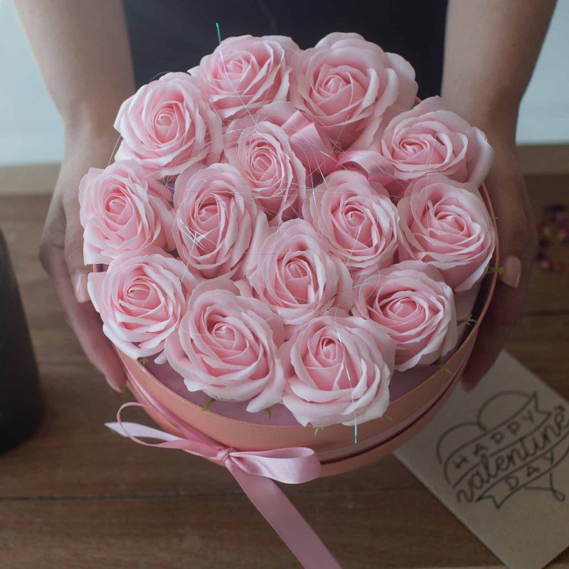 Gåvoset med Tvålblommor - 13 Rosa Rosor - Hjärta