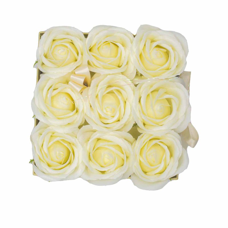 Gåvoset med Tvålblommor - 9 Krämfärgade Rosor - Kvadrat