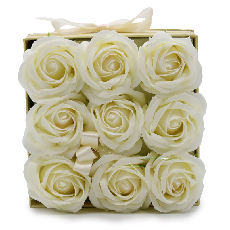 Gåvoset med Tvålblommor - 9 Krämfärgade Rosor - Kvadrat