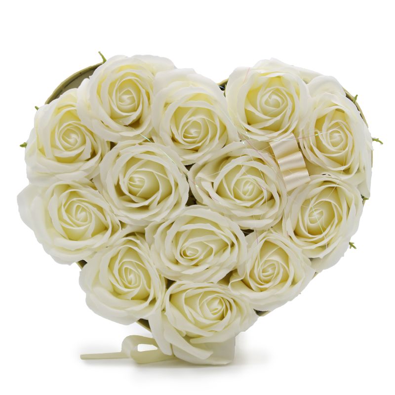 Gåvoset med Tvålblommor - 13 Krämfärgade Rosor - Hjärta