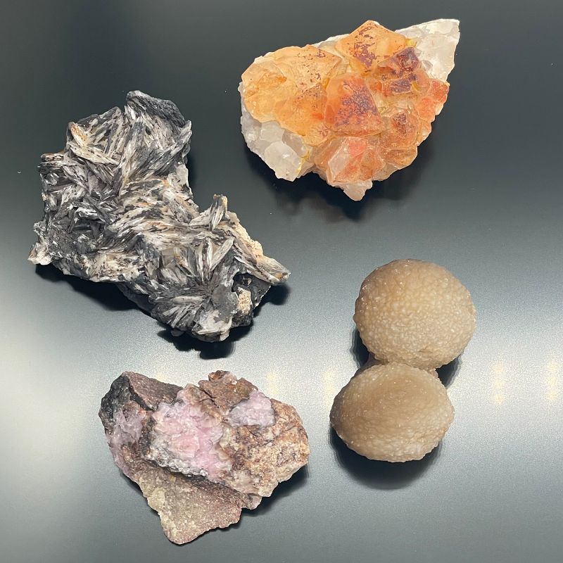 Exemplar av Mineraler - Blandade Bitar (ca 20-24 stycken)