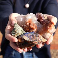 Exemplar av Mineraler - Kalkopyrit (ca 80 stycken)