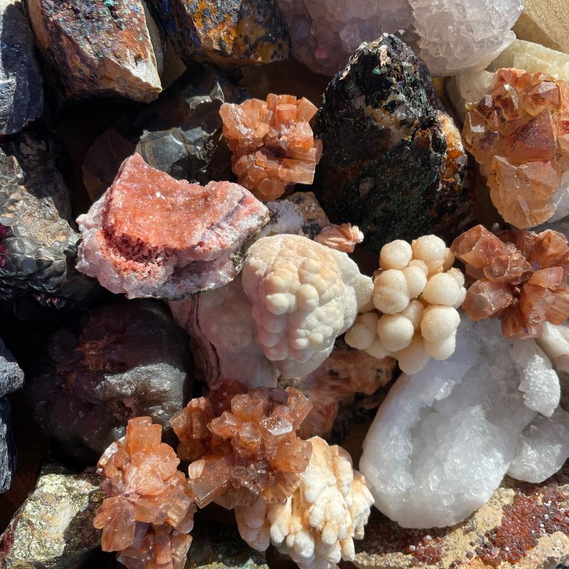 Exemplar av Mineraler - Kalkopyrit (ca 80 stycken)