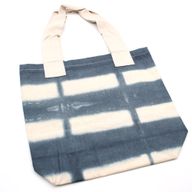 Naturlig Bomullskasse med Batik - 38x42x12cm - Grå med Streck - Naturligt Handtag