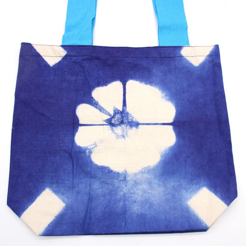 Naturlig Bomullskasse med Batik - 38x42x12cm - Blå med Blomma - Blått Handtag