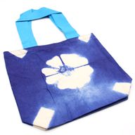 Naturlig Bomullskasse med Batik - 38x42x12cm - Blå med Blomma - Blått Handtag