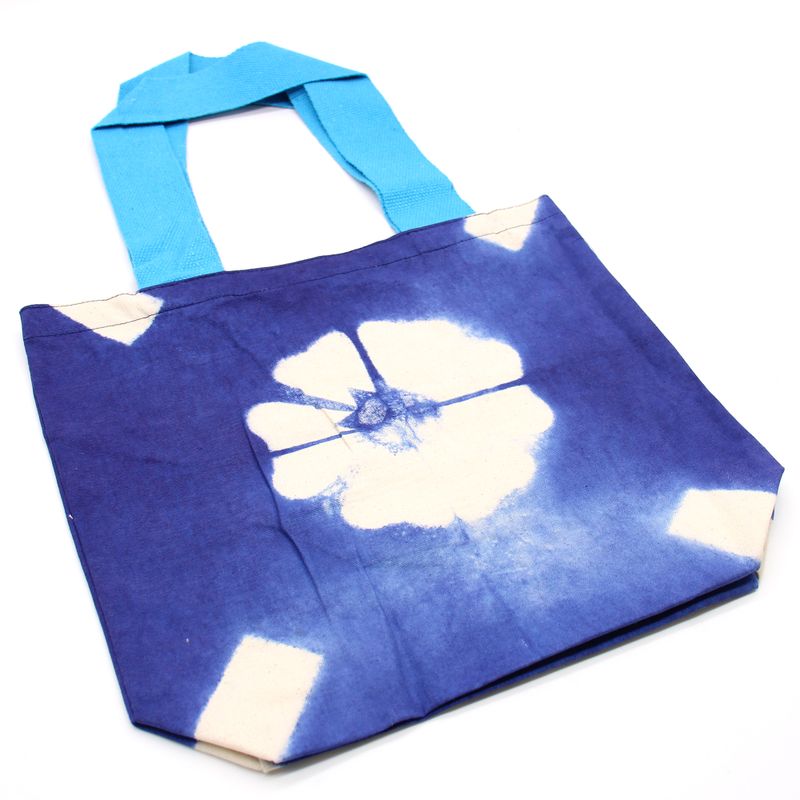 Naturlig Bomullskasse med Batik - 38x42x12cm - Blå med Blomma - Blått Handtag