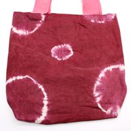 Naturlig Bomullskasse med Batik - 38x42x12cm - Röd med Cirklar - Rosa Handtag