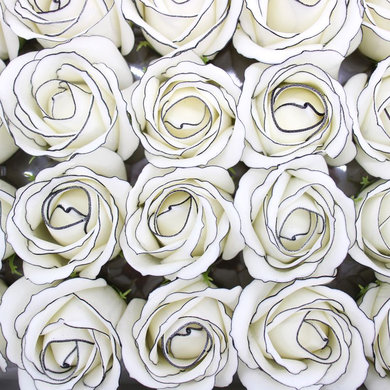 Tvålblommor till Hantverk - Mellanstor Ros - Elfenben med Svart Kant