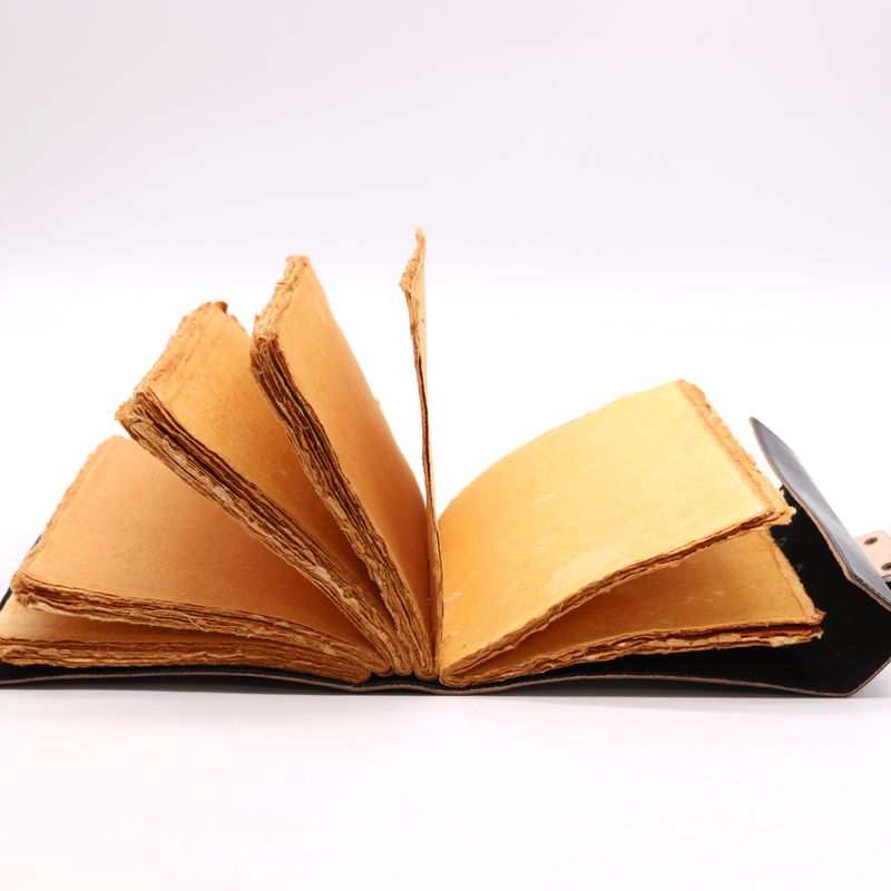 Läderbunden Anteckningsbok - "Book of Shadows" (15x21 cm) - 200 Sidor
