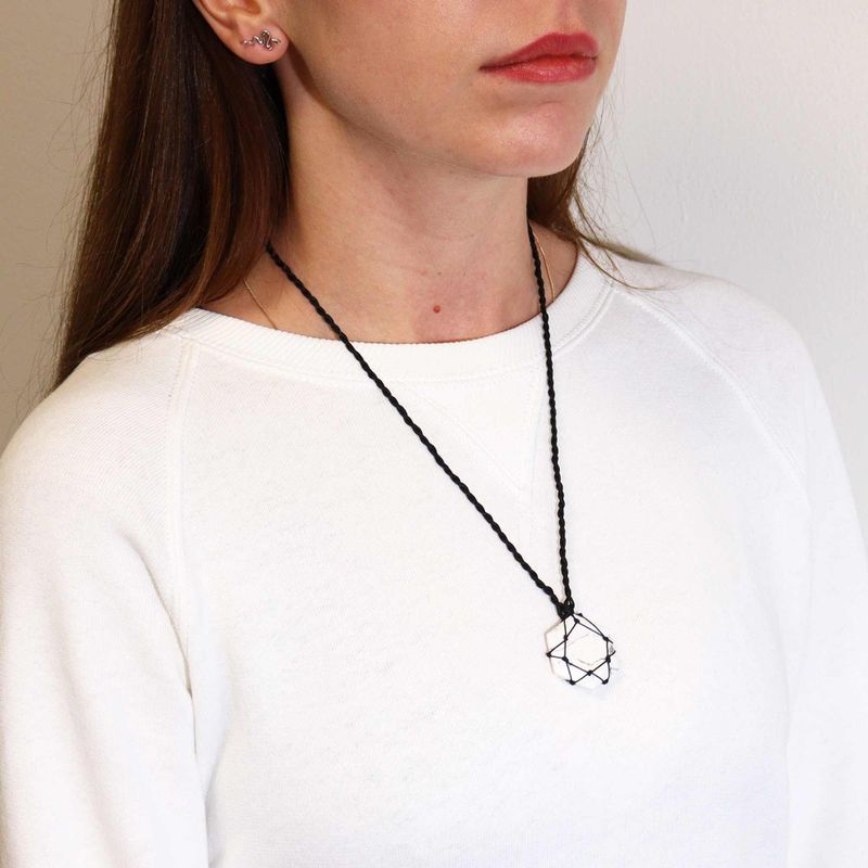 Spetsad Ädelstenshänge - Sexhörning av Vit Howlite