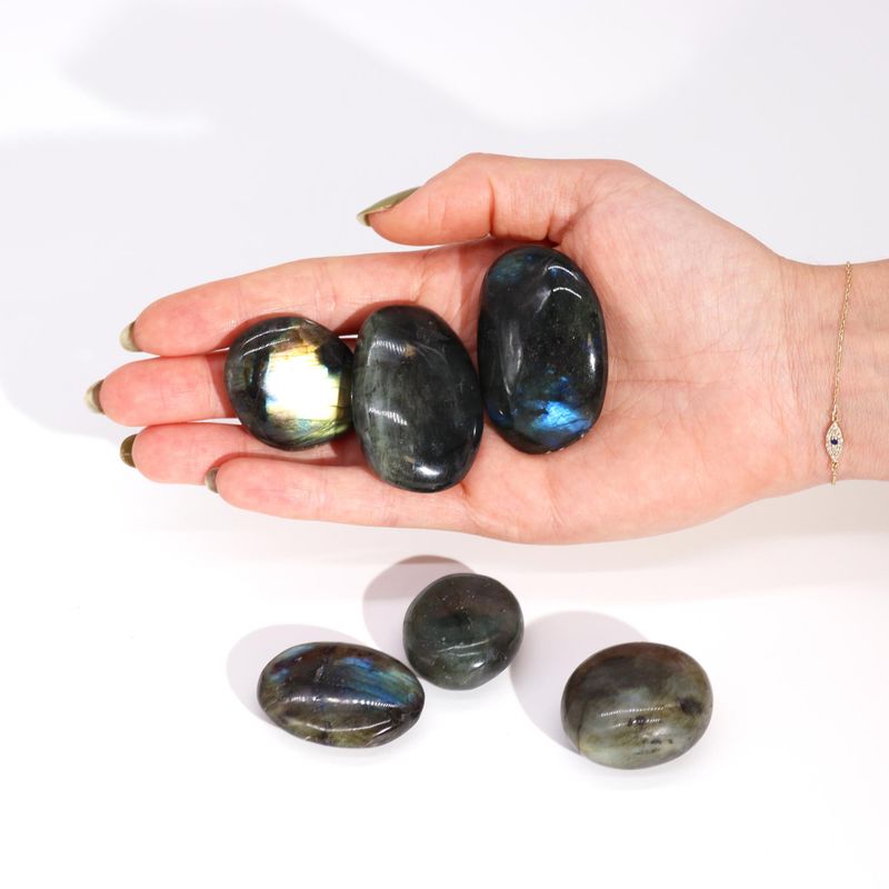 Madagaskar Labradoritstenar - Handflatan (ca 17-40g - 35-50mm)