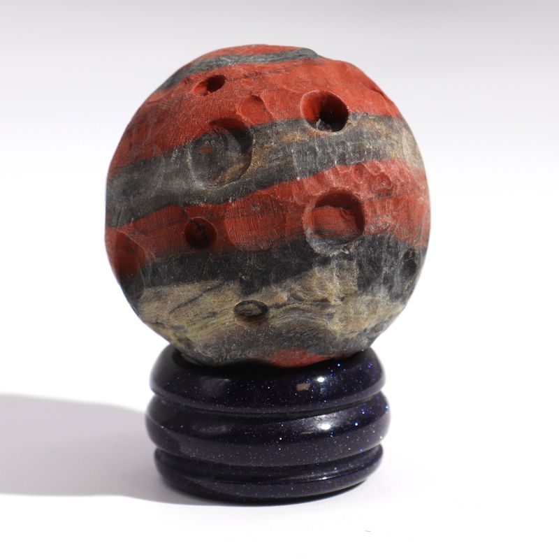 Planet på ett Stativ av Aventuringlas - Röd Jaspis - 40mm  (30x15mm stativ)