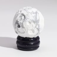 Planet på ett Stativ av Aventuringlas - Vit Howlit - 40mm (30x15mm stativ)