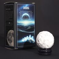 Planet på ett Stativ av Aventuringlas - Vit Howlit - 40mm (30x15mm stativ)
