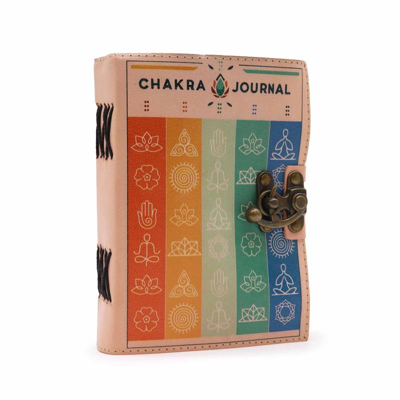 Läderbunden Anteckningsbok med Rufsade Sidokanter - Sju Chakra-färger (18x13cm)