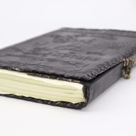 Stor Svart Anteckningsbok - Book of Shadows - 200 Sidor med Rufsade Sidokanter - 25x18x3cm