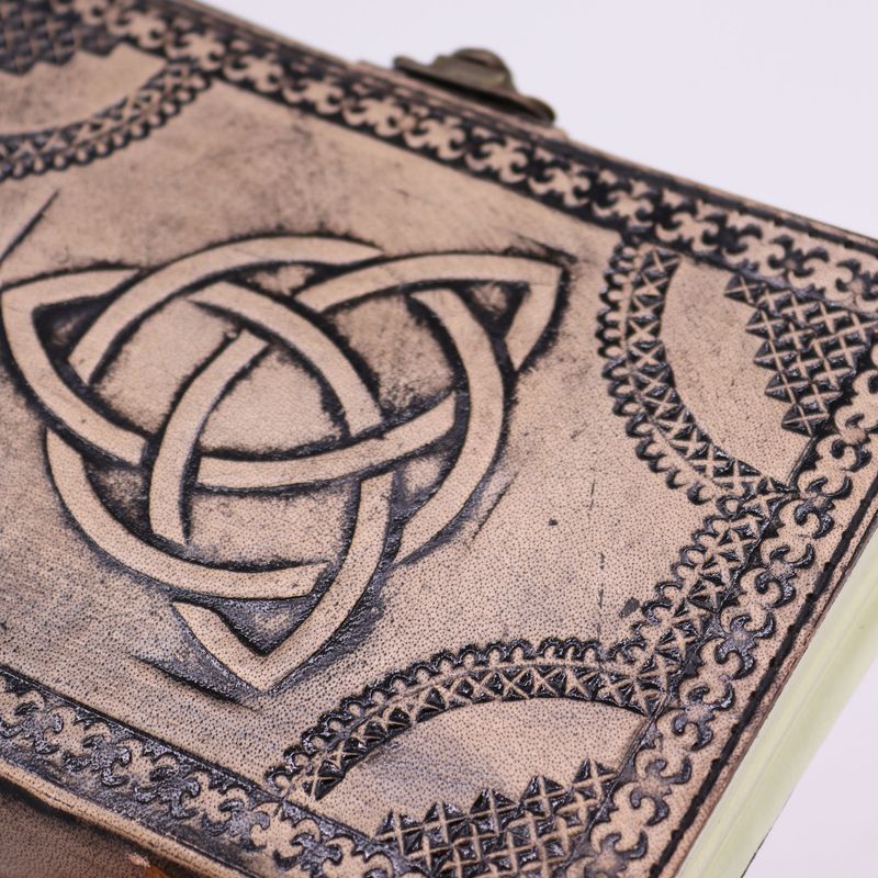 Cirkel-Triquetra - Esoterisk Anteckningsbok - Ljusbrun - 200 Sidor - 17.5x12.5x3cm