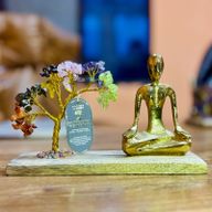 Ädelstensträd med Yogafigur på Mangoträ - Mudra-ställning - Sju Chakra - 100 Stenar