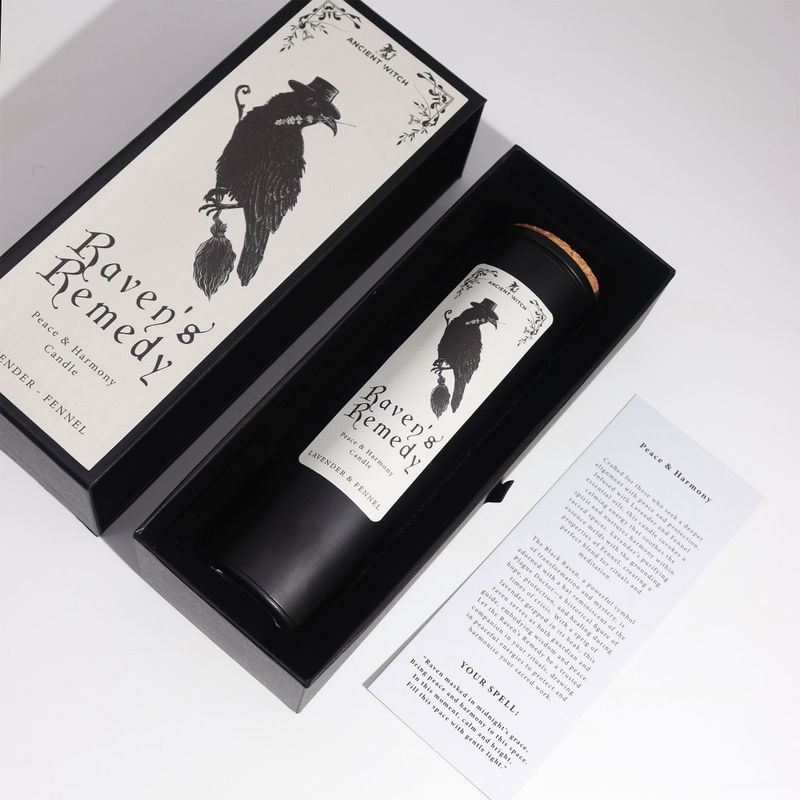 Raven's Remedy svart ljus med korklock inuti sin presentförpackning