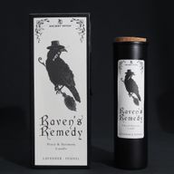 Raven's Remedy ritualljus och en presentförpackning med ravnmotiv på en svart bakgrund