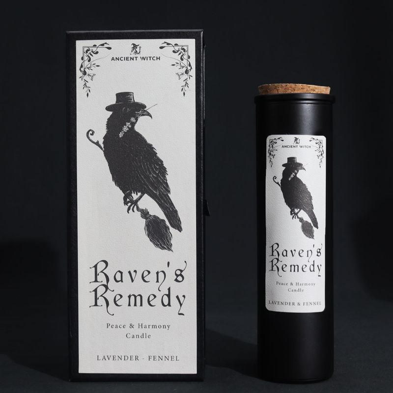 Raven's Remedy ritualljus och en presentförpackning med ravnmotiv på en svart bakgrund