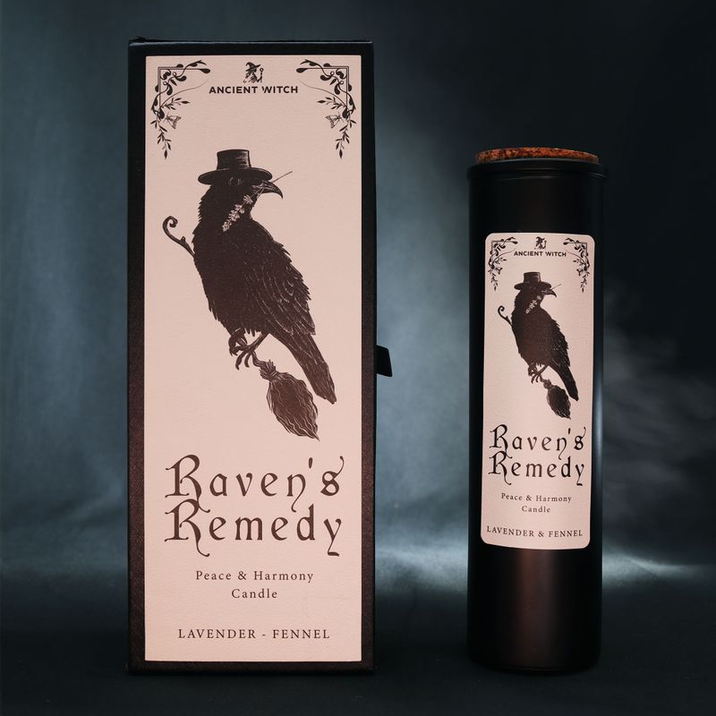 Raven's Remedy ritualljus visas tillsammans med sin illustrerade förpackning